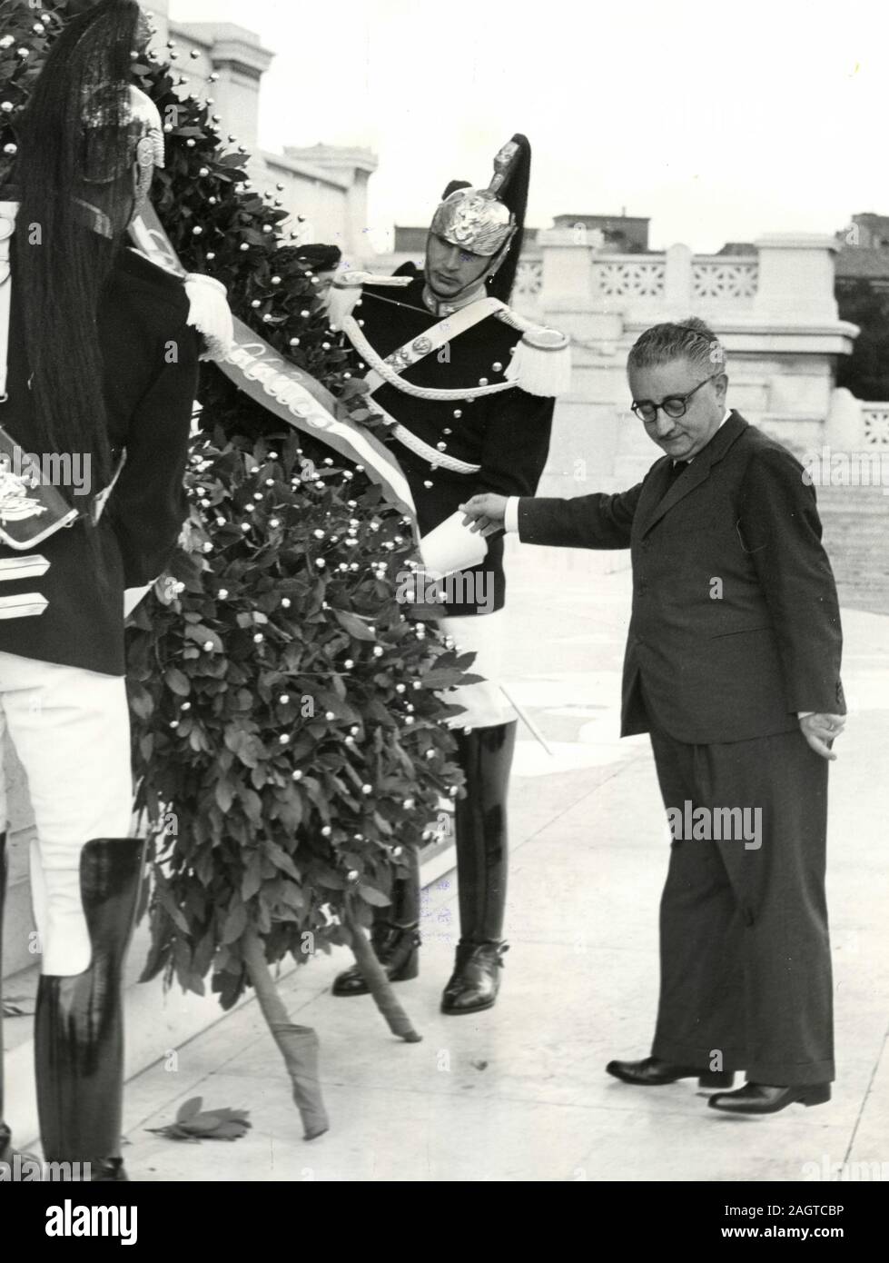 Político italiano y Presidente de la República Giovanni Leone deponer una corona de flores en el Milite Ignoto, Roma, Italia 1961 Foto de stock