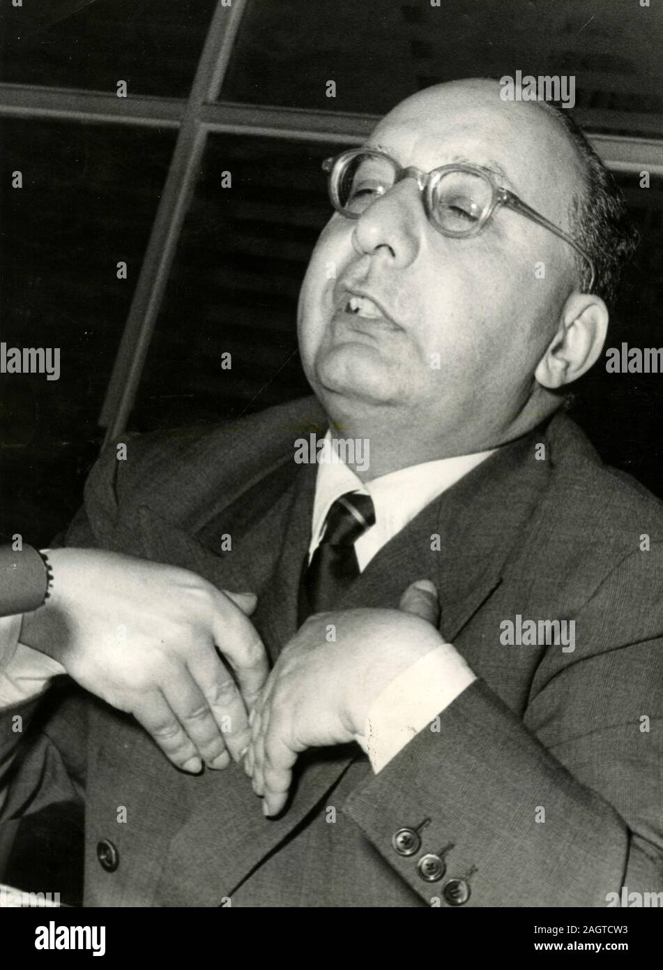 Político italiano Oronzo Reale (izq.), secretario del partido PRI, Roma, Italia 1960 Foto de stock