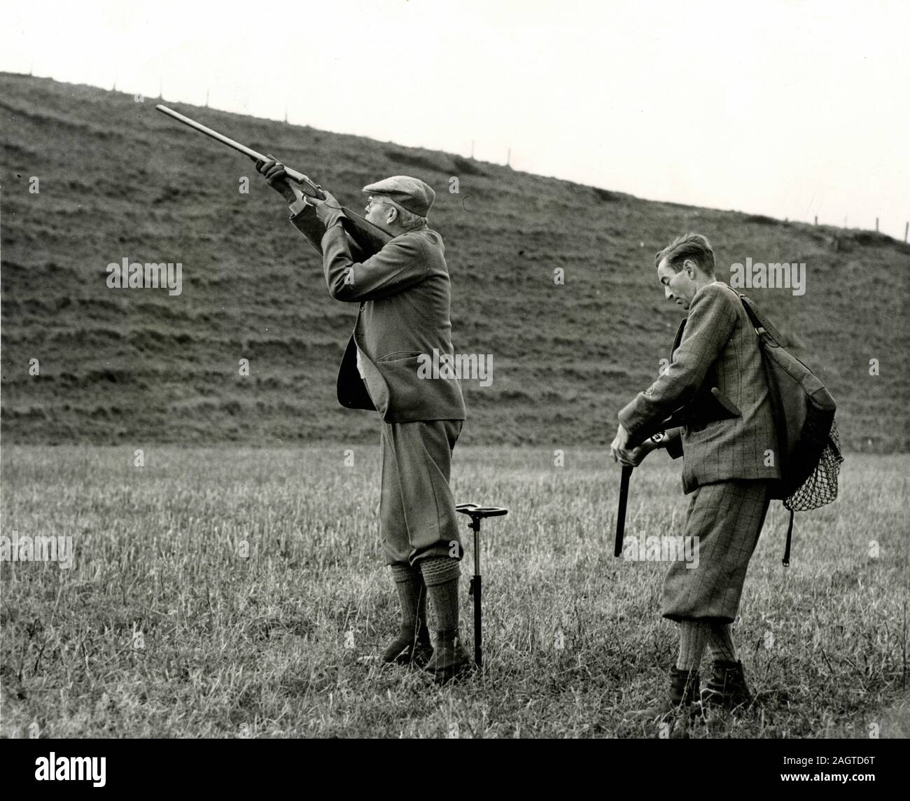 El Primer Ministro británico, Harold Macmillan tiene como objetivo durante sus vacaciones, Castlemains disparo, UK 1960 Foto de stock