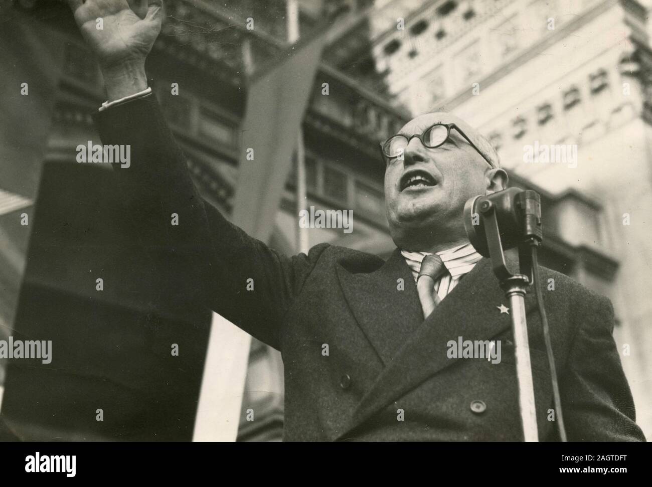 Político italiano de PSI Partido Socialista Pietro Nenni en un mitin político, Viterbo, Italia 1950 Foto de stock