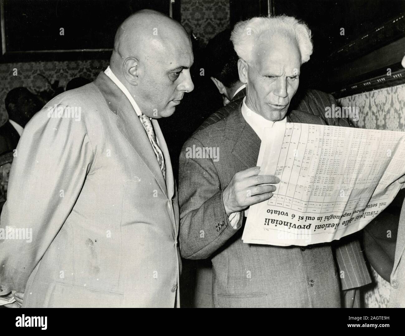 Los políticos italianos Ernesto de Marzio y Augusto De Marsanich parte de MSI, Roma, Italia 1960 Foto de stock
