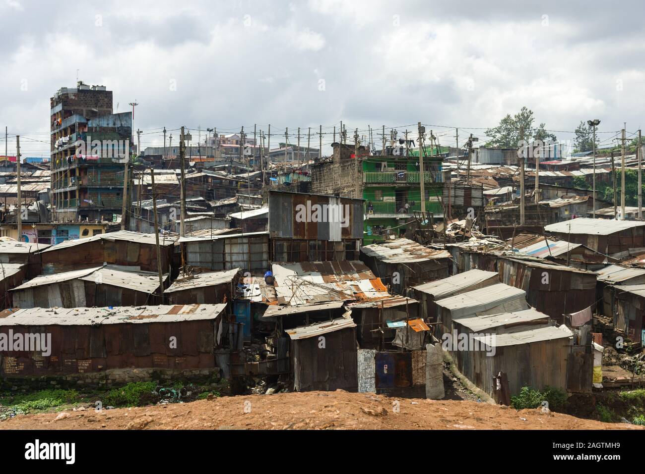 Vista del barrio de Mathare con chozas de metal corrugado y edificios, Nairobi, Kenia Foto de stock