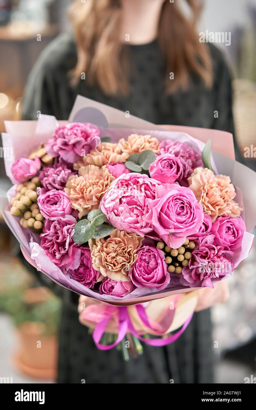 Rosa peonías, Sarah Bernhardt y flores diferentes. Tienda floral europeo.  Precioso ramo en manos de los womans. La labor de la floristería en una  tienda de flores Fotografía de stock - Alamy