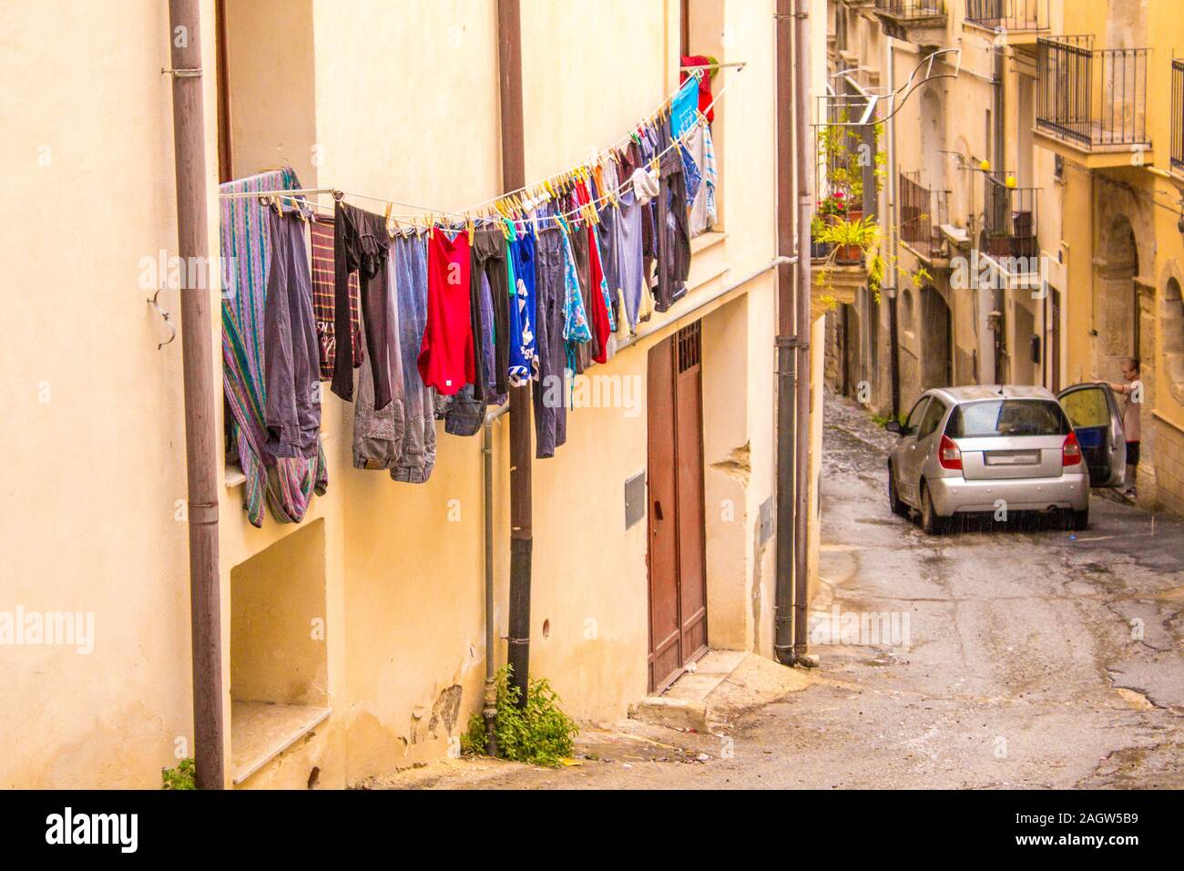 Un típico y tradicional de la opinión de alguien de la ropa tendida a secar  en un balcón, en Sicilia, Italia Fotografía de stock - Alamy