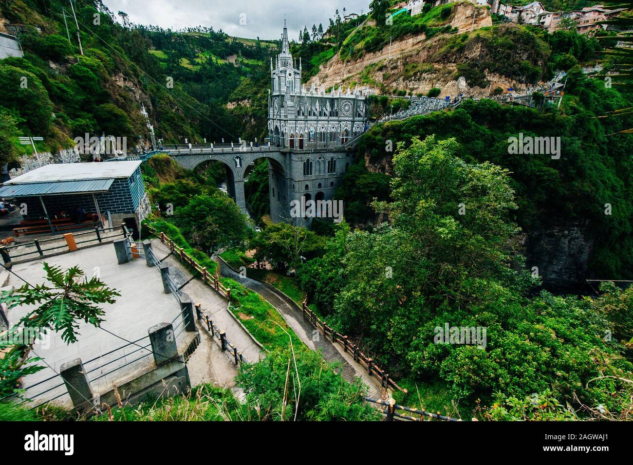 Iglesias más bellas del mundo. Las Lajas santuario construido en Colombia cerca de la frontera de Ecuador Fotografía de stock - Alamy Iglesias más bellas del mundo. Las Lajas santuario construido en Colombia cerca de la frontera de Ecuador Fotografía de stock - Alamy