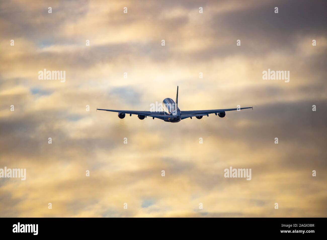 Flughafen DŸsseldorf Internacional, DHE, Emirates Airbus A380 en el momento del despegue, Foto de stock
