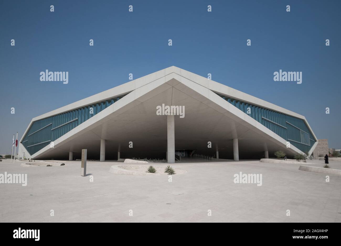 Una de las primeras bibliotecas públicas en la región del Golfo Pérsico, la Biblioteca Nacional de Qatar es uno de los principales hitos en Doha. Aquí en su forma moderna Foto de stock