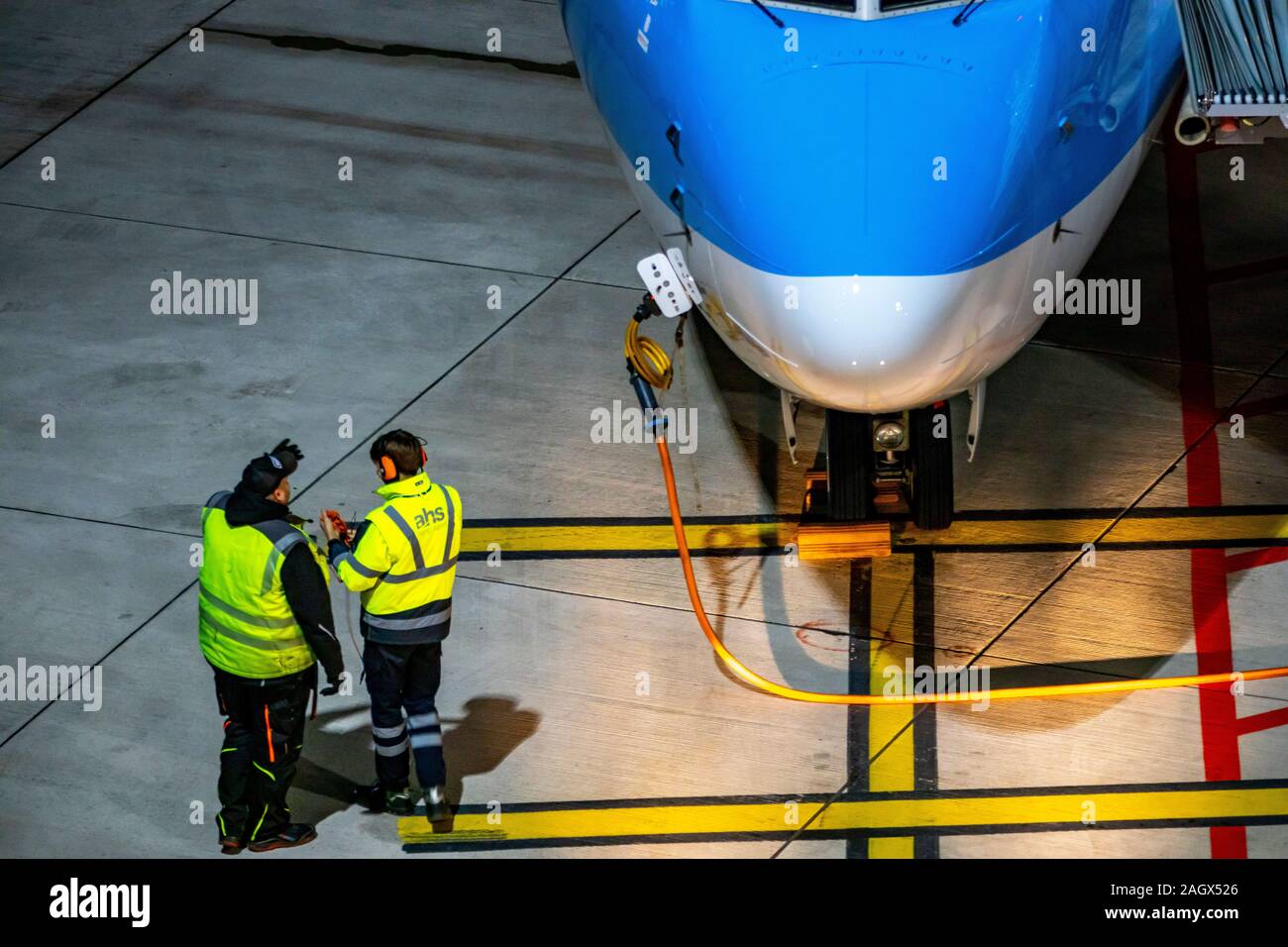 Aeropuerto Internacional DŸsseldorf, DHE, aviones a la puerta, está asegurado con bloques de freno, Foto de stock