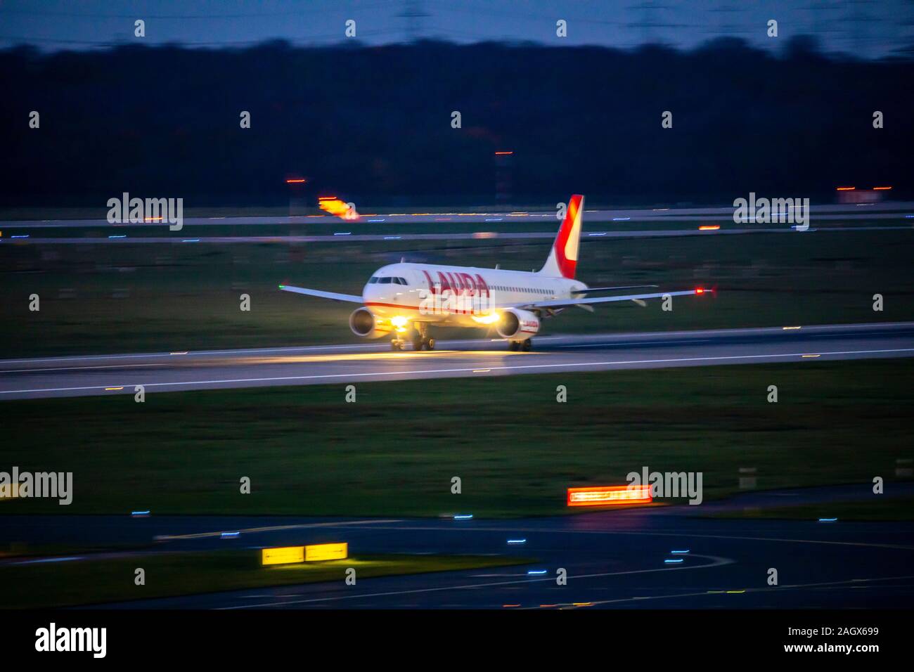Aeropuerto Internacional DŸsseldorf, DHE, avión despegando en la noche, Laudamotion, Foto de stock