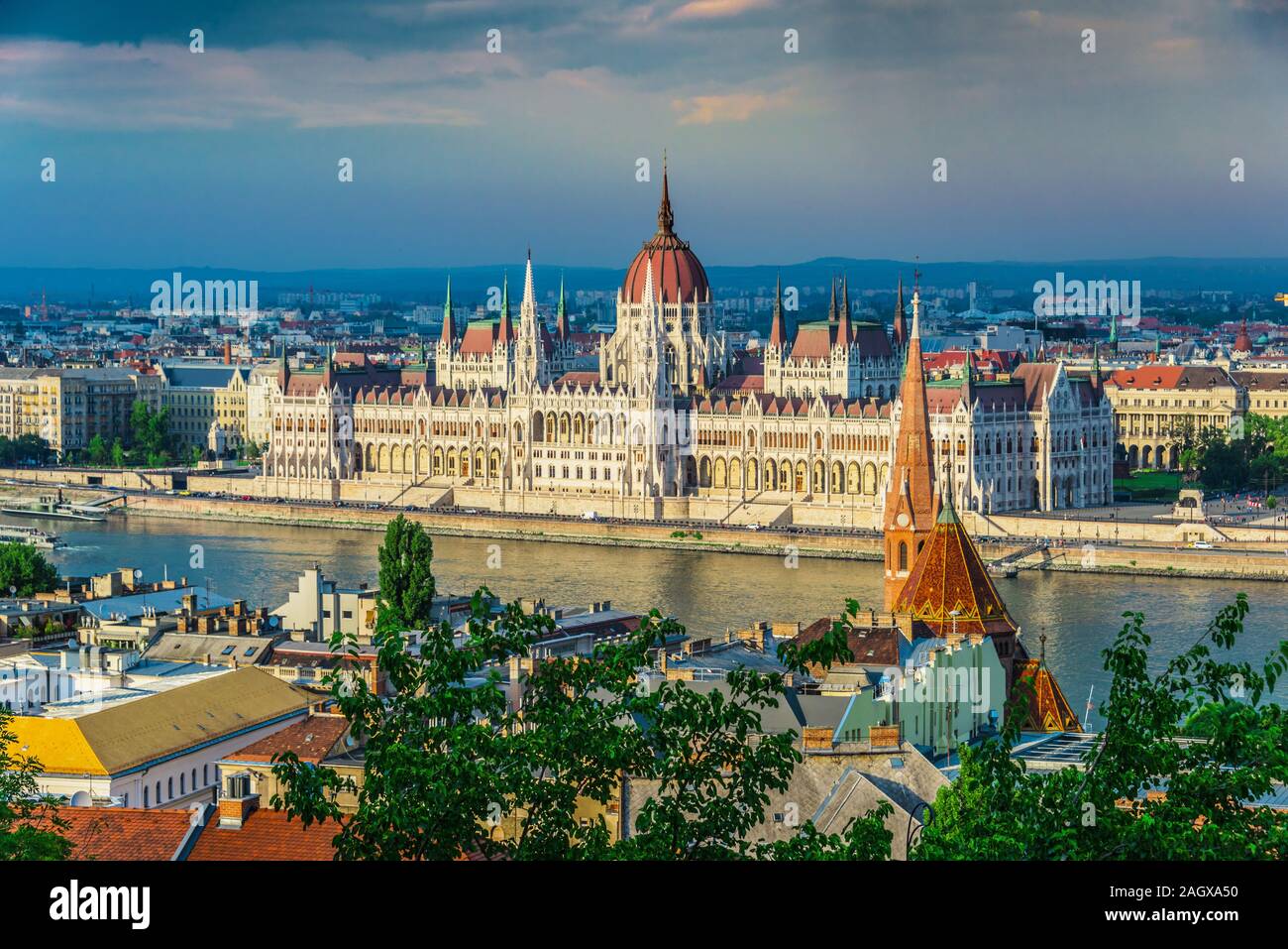 Vista panorámica de Budapest con el edificio del parlamento húngaro en la orilla del Danubio. Foto de stock