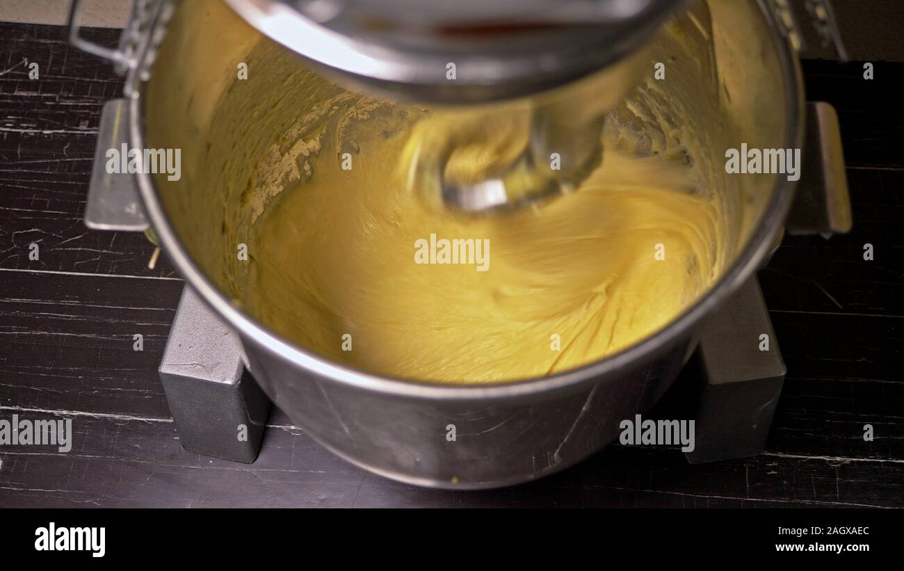 Amasadora de pan fotografías e imágenes de alta resolución - Alamy