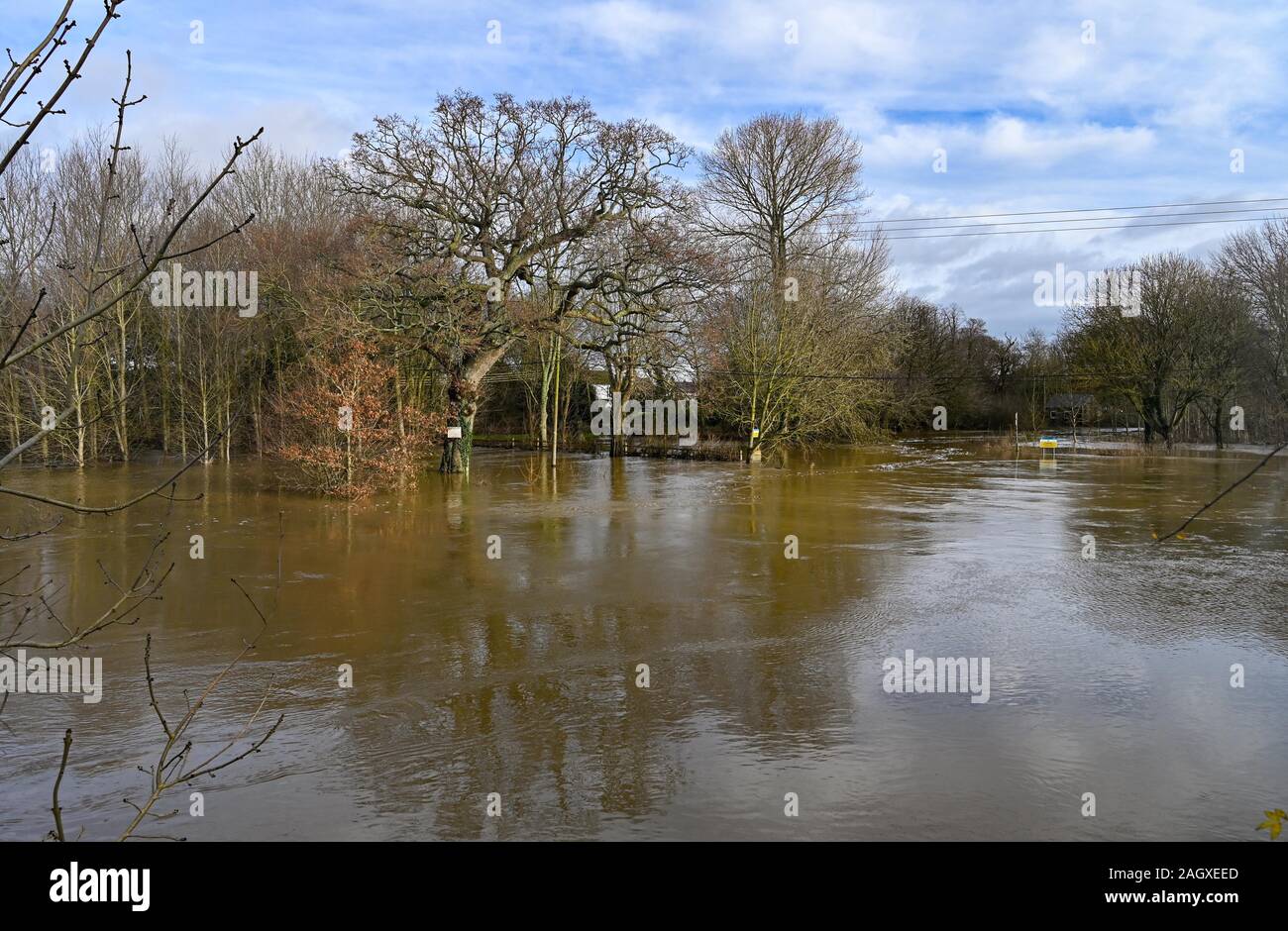 Lewes UK 22 de diciembre de 2019 - Las inundaciones alrededor Barcombe Mills cerca de Lewes en East Sussex como más tiempo y las alertas de inundaciones se han emitido en Gran Bretaña después de días de lluvia : Simon crédito Dack / Alamy Live News Foto de stock