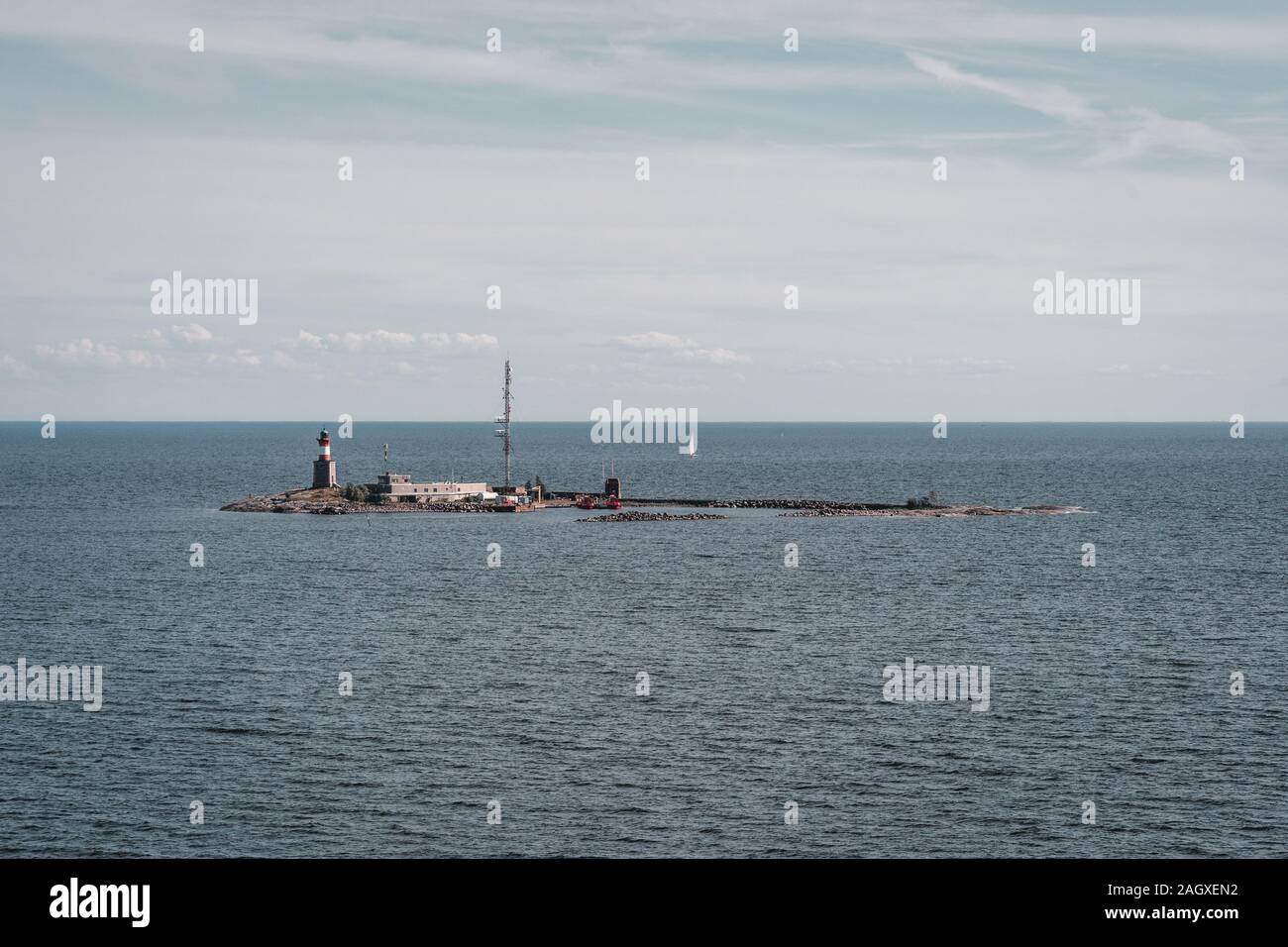 Harmaja estación piloto a las afueras de Helsinki en un día de verano con el piloto rojo pequeño de barcos en la bahía, Finlandia Foto de stock