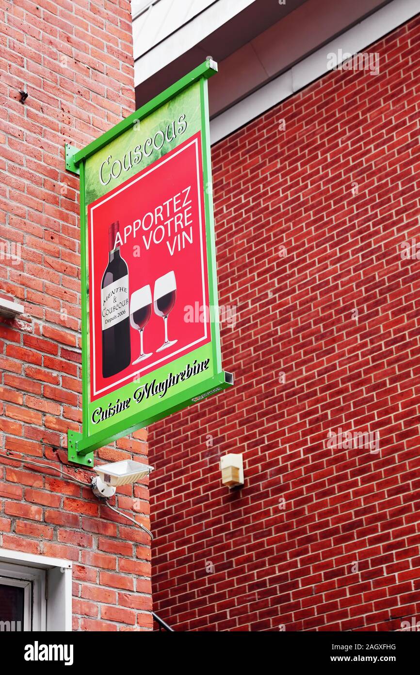 Montreal, Canadá - Junio 2018: signo exterior de cuscús restaurante de cocina magrebí en Montreal, Canadá. Apportez votre vin significa traer su propio vino. Foto de stock