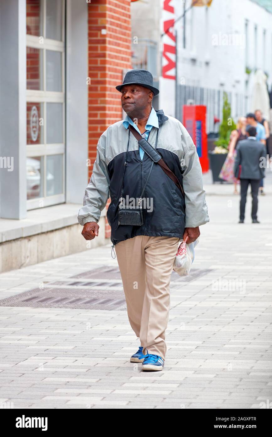 Montreal, Canadá Junio 2018: Afroamericano hombre negro de mediana edad con ropa andando por la calle en Montreal, Canadá Fotografía de stock -