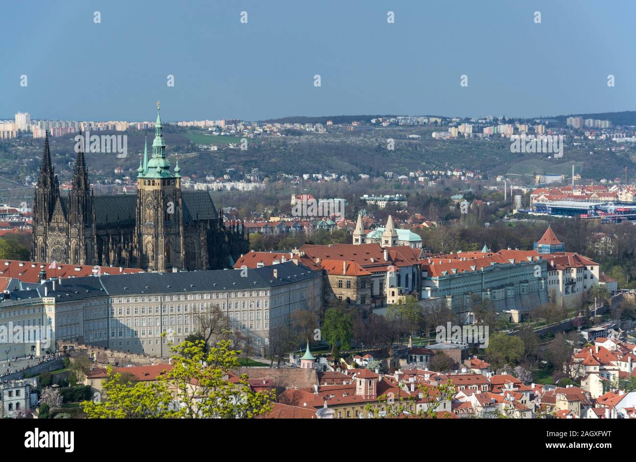 Prag ist die Hauptstadt der Tschechischen Republik und liegt an der Moldau. Die der hundert Tuerme 'Stadt' ist bekannt für den Altstaedter Ring mit bu Foto de stock