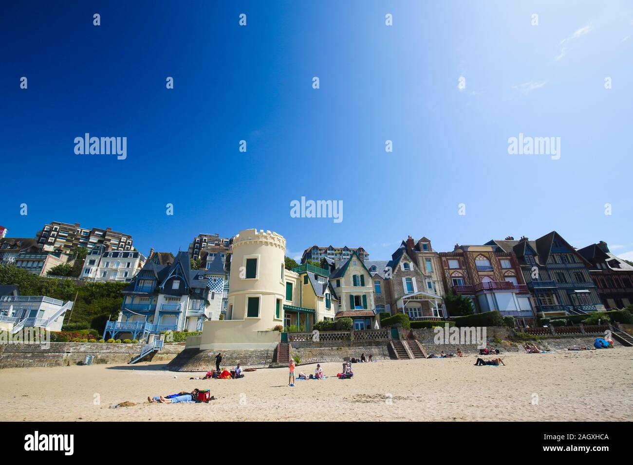 La playa en Trouville-Sur-Mer, Calvados departamento; Normandía, una famosa atracción turística en el norte de Francia. Foto de stock