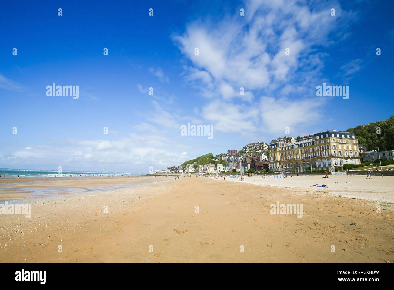 La playa en Trouville-Sur-Mer, Calvados departamento; Normandía, una famosa atracción turística en el norte de Francia. Foto de stock