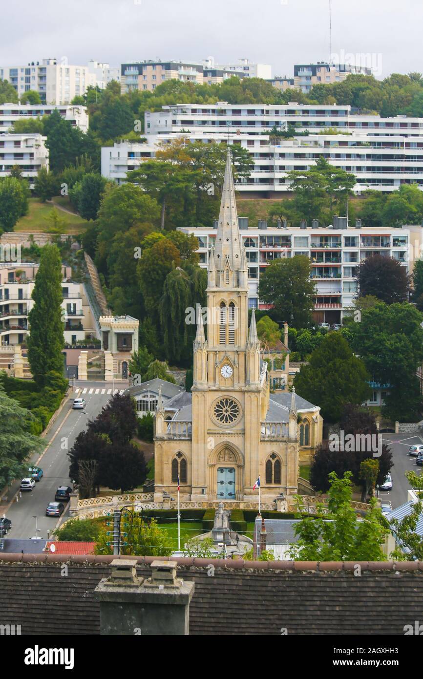 Vista aérea de la Eglise St Denis en Sainte-Adresse, Le Havre, Seine-Maritime, Normandía, Francia. Foto de stock