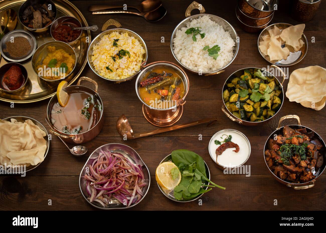 duda ordenar cache Variedad de platos del sur de la India en una mesa de madera sirve en  copperware tradicional Fotografía de stock - Alamy