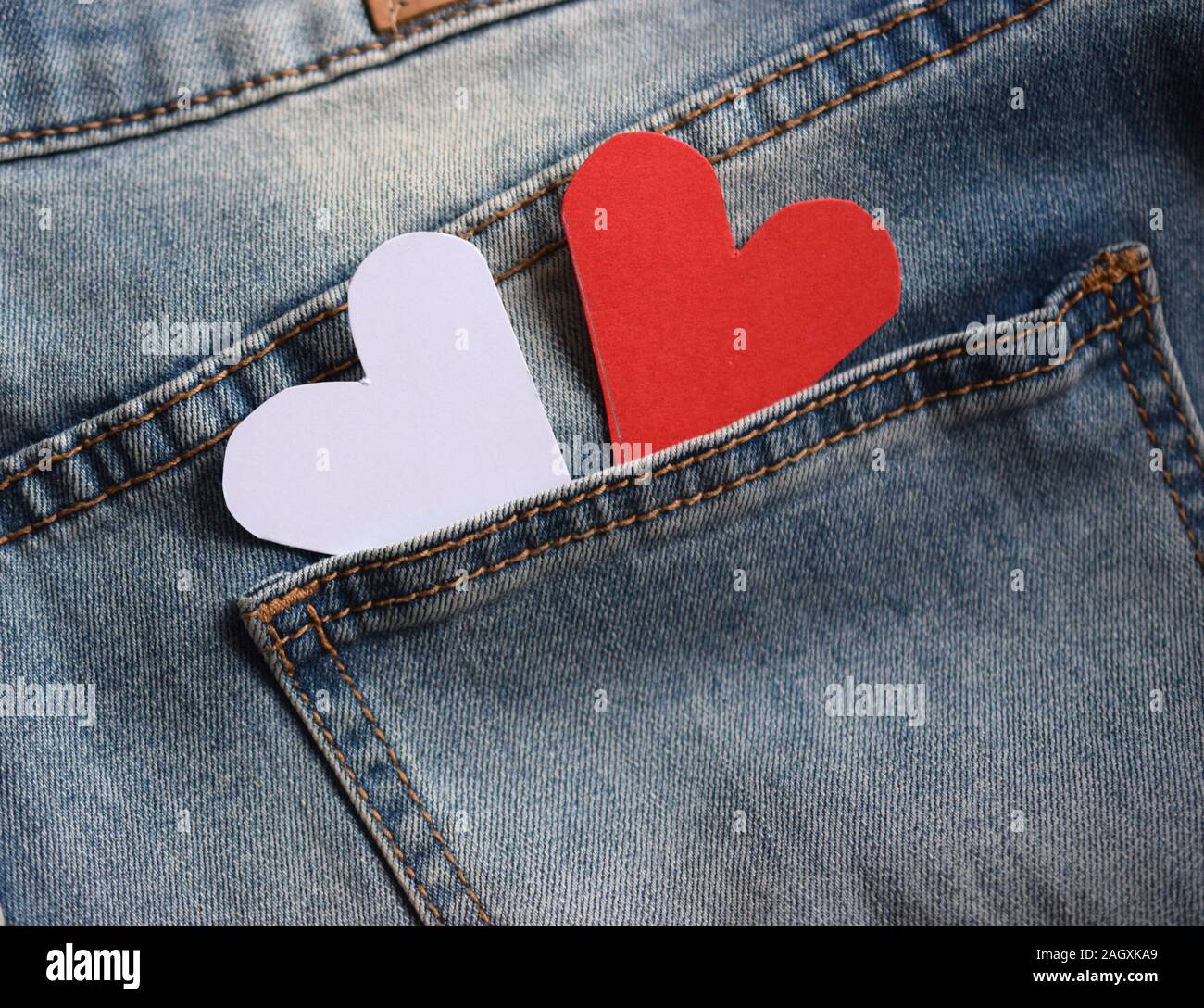 Corazones en el bolsillo de los pantalones vaqueros azules, San Valentín de  diseño Fotografía de stock - Alamy