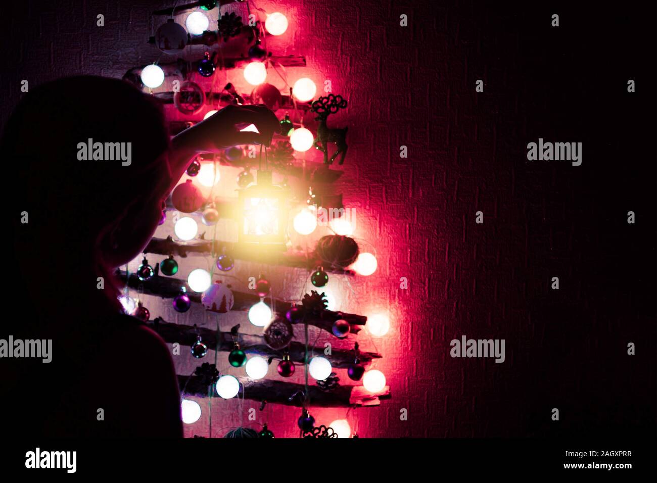 Mujer Decora Un Arbol De Navidad Hechas De Palo Colgado En La