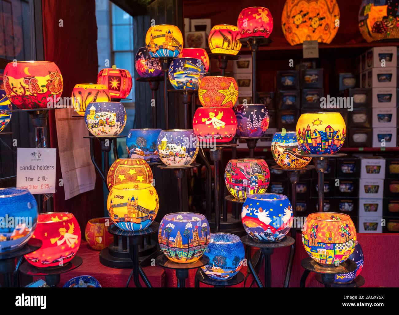 Colorido portavelas en exhibición en el mercado de Navidad de Edimburgo. Foto de stock