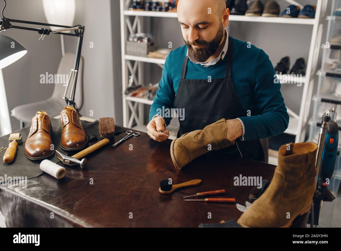 Zapatero, manos sosteniendo suela con pegamento y semi-acabados zapato con  suela cosida, Kainisch, Estiria, Austria Fotografía de stock - Alamy