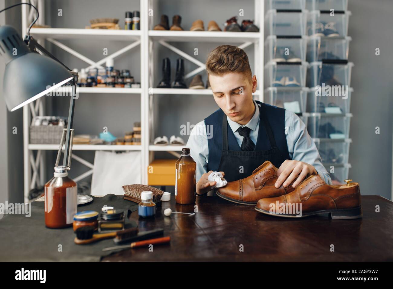 Zapatero lustra el zapato, reparación de calzado Fotografía de stock - Alamy