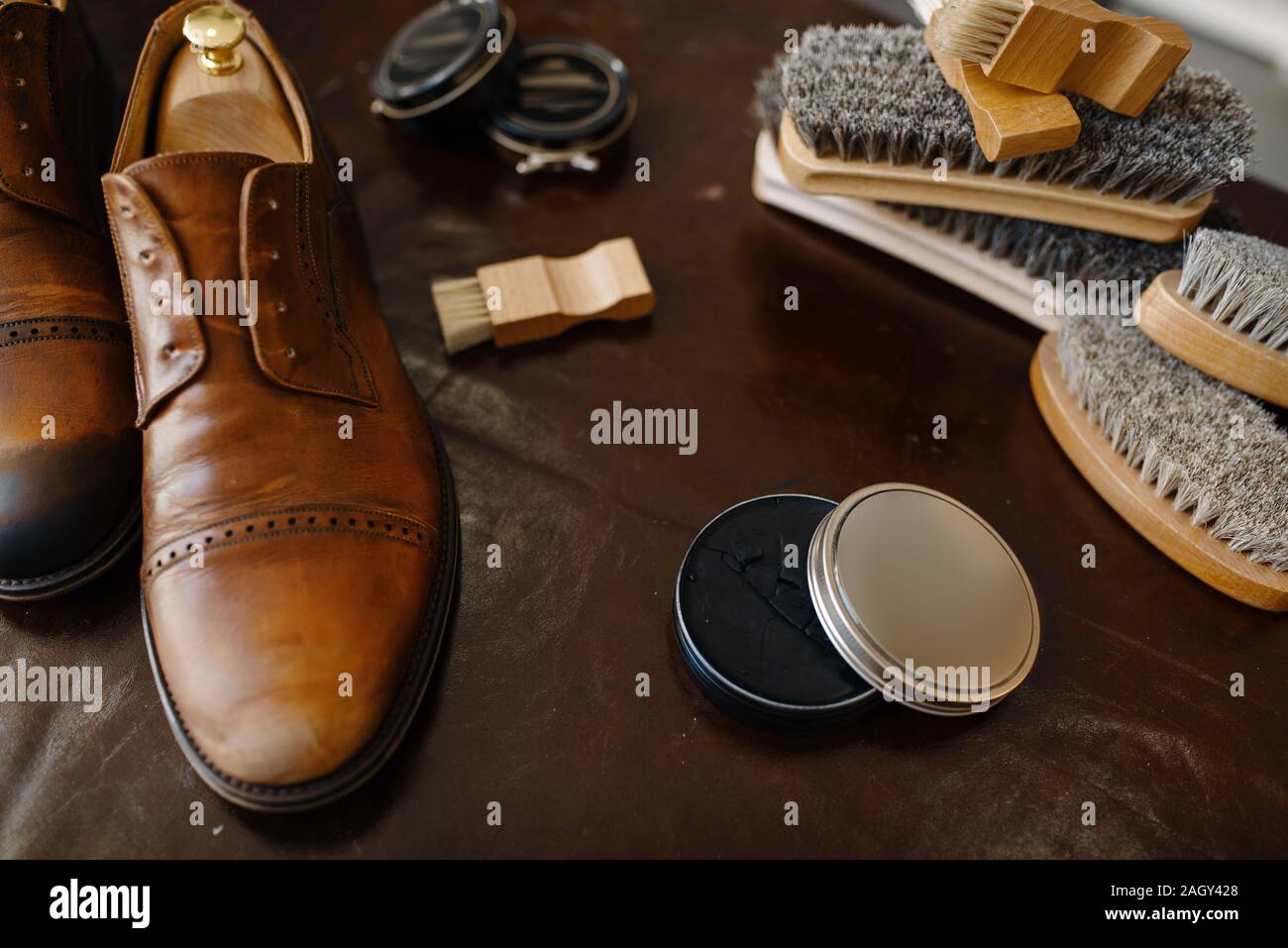 Reparación de calzado de zapatero fotografías e imágenes de alta resolución  - Página 13 - Alamy