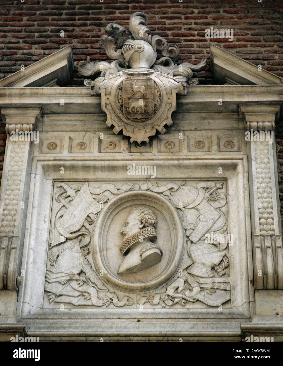 Miguel de Cervantes Saavedra (1547-1616). Escritor español. Autor de Don Quijote. Socorro conmemorativa en la fachada del Convento de las Trinitarias, donde está enterrado Cervantes. Madrid, España. Foto de stock