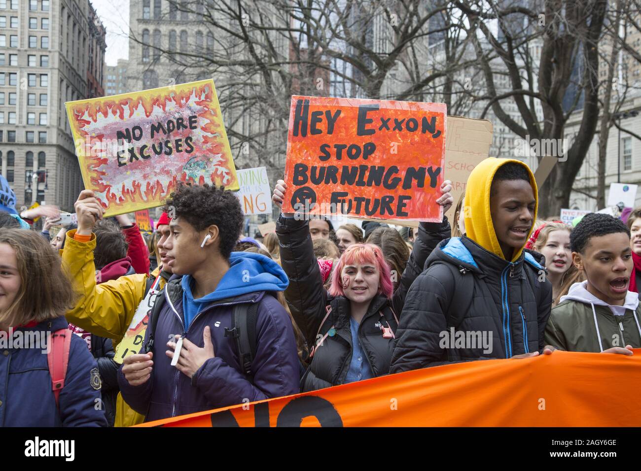 Los estudiantes de secundaria y otros se juntan en la Ciudad de Nueva York como parte de la futura Viernes clima estudiantil internacional movimiento de huelga decir a todos los niveles de g Foto de stock