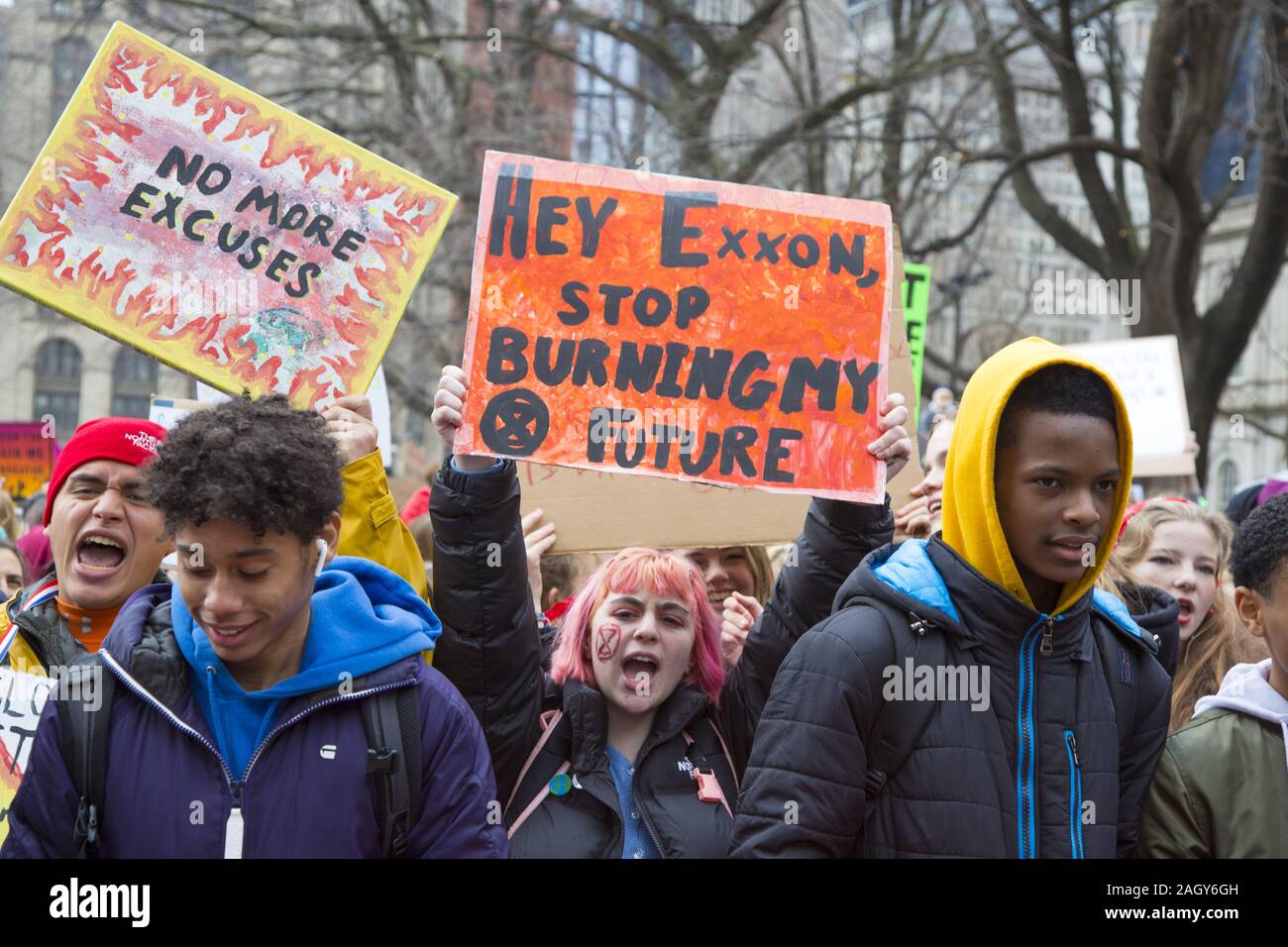 Los estudiantes de secundaria y otros se juntan en la Ciudad de Nueva York como parte de la futura Viernes clima estudiantil internacional movimiento de huelga decir a todos los niveles de g Foto de stock