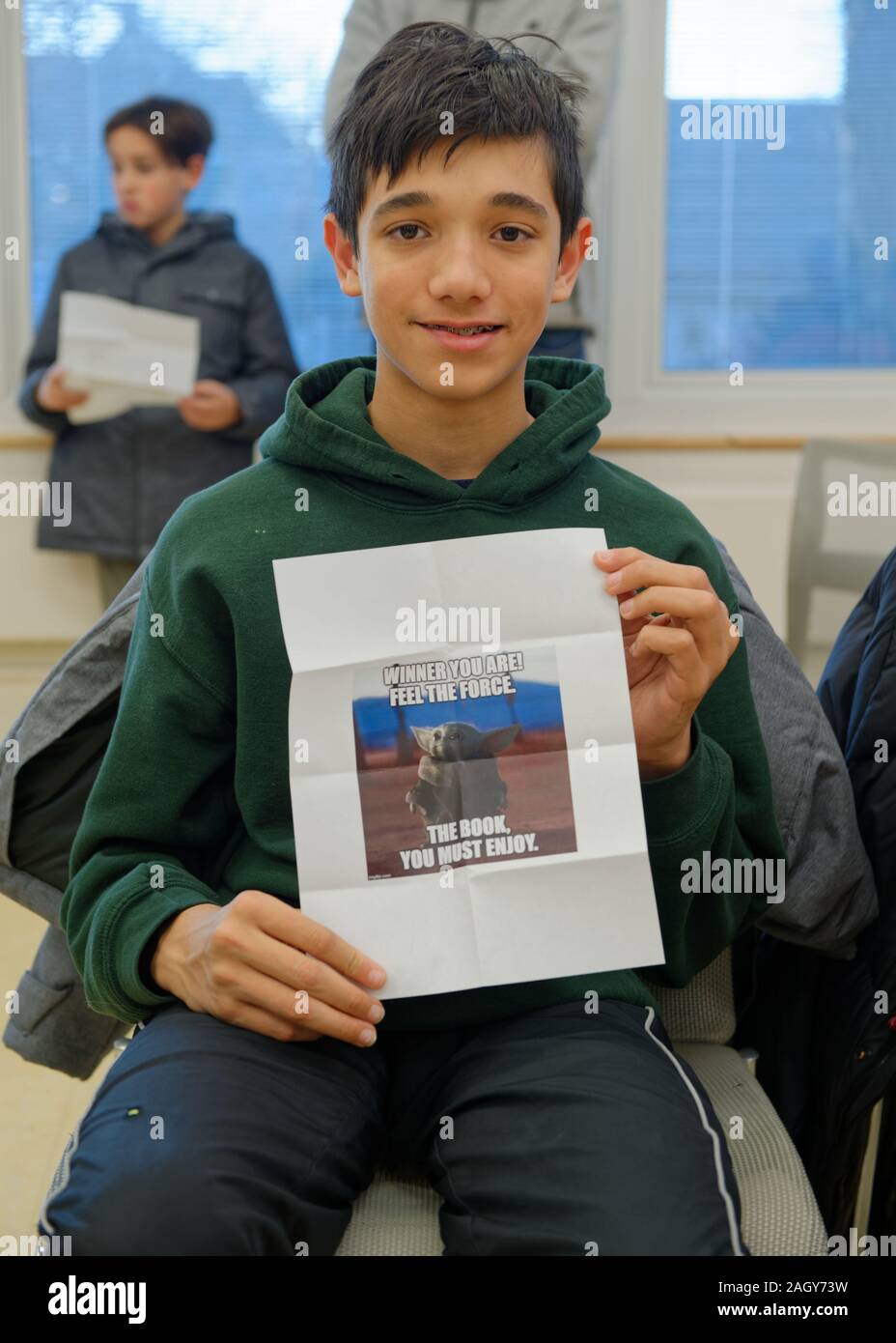 Merrick New York Estados Unidos Diciembre 19 Deven Kirpalani 14 De Merrick Mantiene Su Boleto Ganador Con La Fotografia Del Bebe Yoda Y Ganador Eres Siente La Fuerza En Ella En