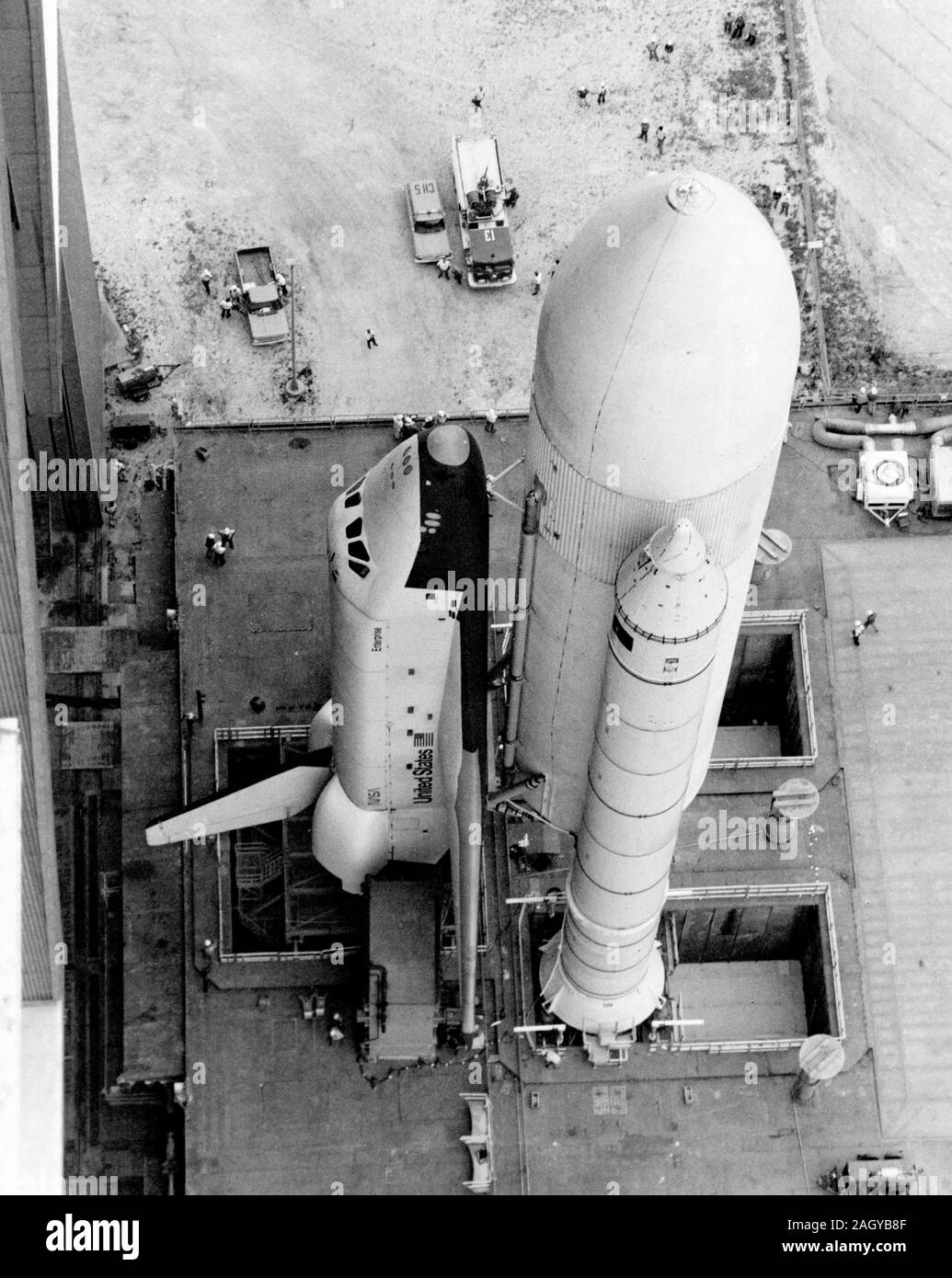 Transbordador espacial Enterprise realizó su primera aparición acoplada a contenedores/boosters de propelente de apoyo cluster, como se rodó desde el edificio de ensamblaje de vehículos en el Centro Espacial Kennedy en ruta a la plataforma de lanzamiento, el 1 de mayo de 1979. Crédito de la imagen: NASA Foto de stock