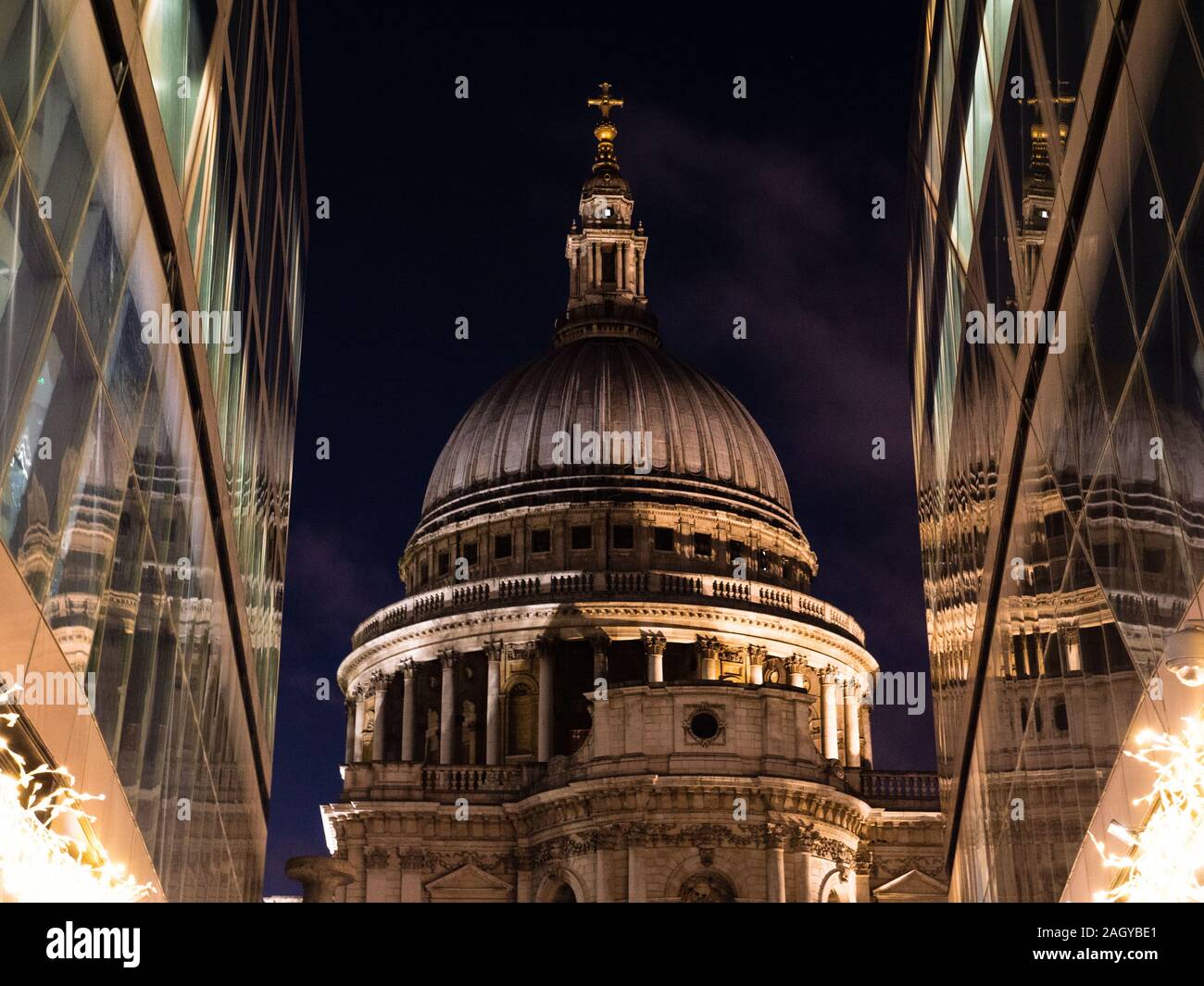 La Catedral de St Paul, en horario nocturno, Londres, Inglaterra, Reino Unido,GB. Foto de stock