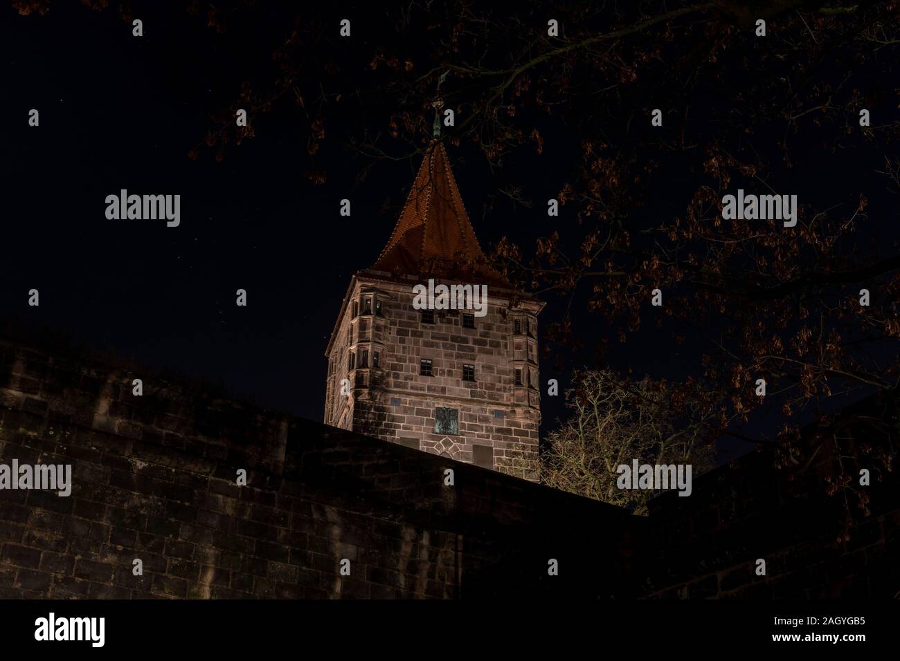 Castillo imperial de Nuremberg es uno de los muchos lugares emblemáticos de la ciudad. Está situado en una colina con vistas a la ciudad. Es nocturno iluminado de forma espectacular. Foto de stock