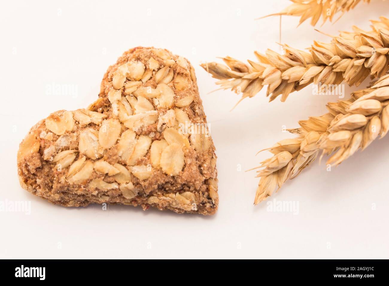 Cookie de corazón hecho de trigo entero y ciruelas. Foto de stock