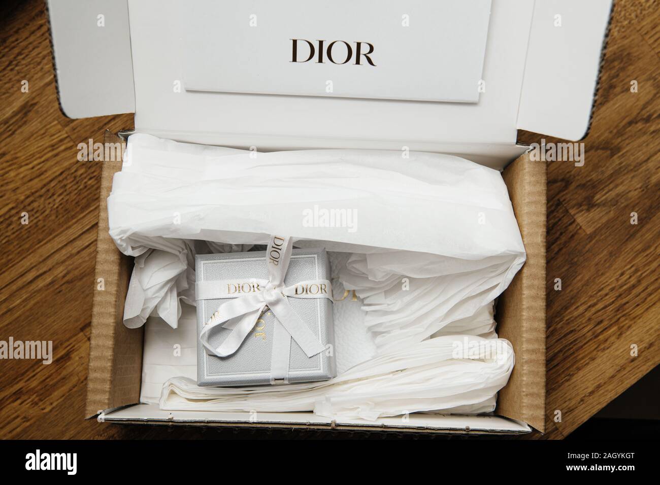 París, - Apr 10, 2019: aérea de Dior paquete con regalo - vacaciones presente cuadro con logotipo de seda fina entre el libro blanco Fotografía de stock - Alamy
