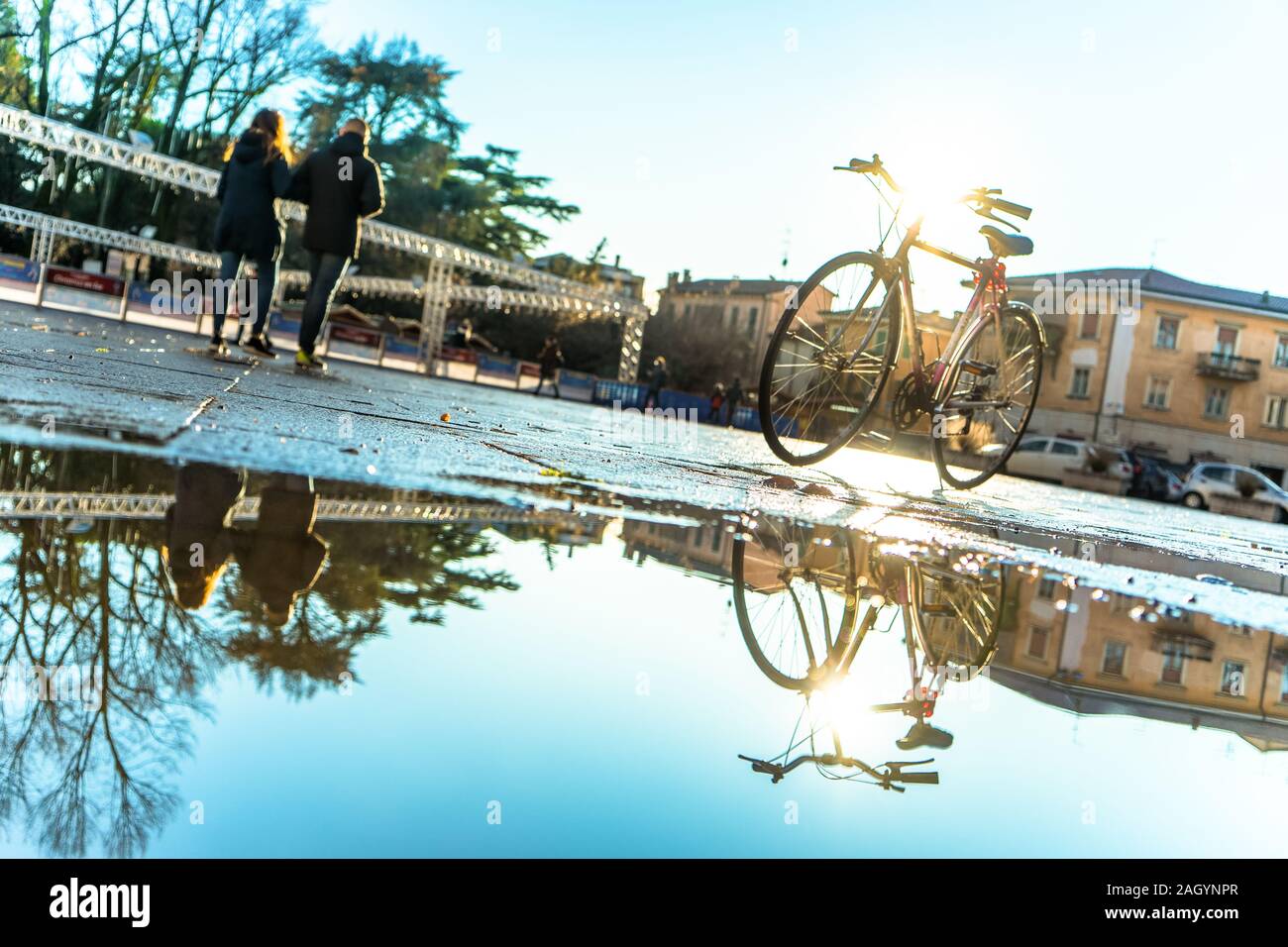 Bicicleta se refleja en el agua en Verona, Piazza San Zeno. Foto de stock