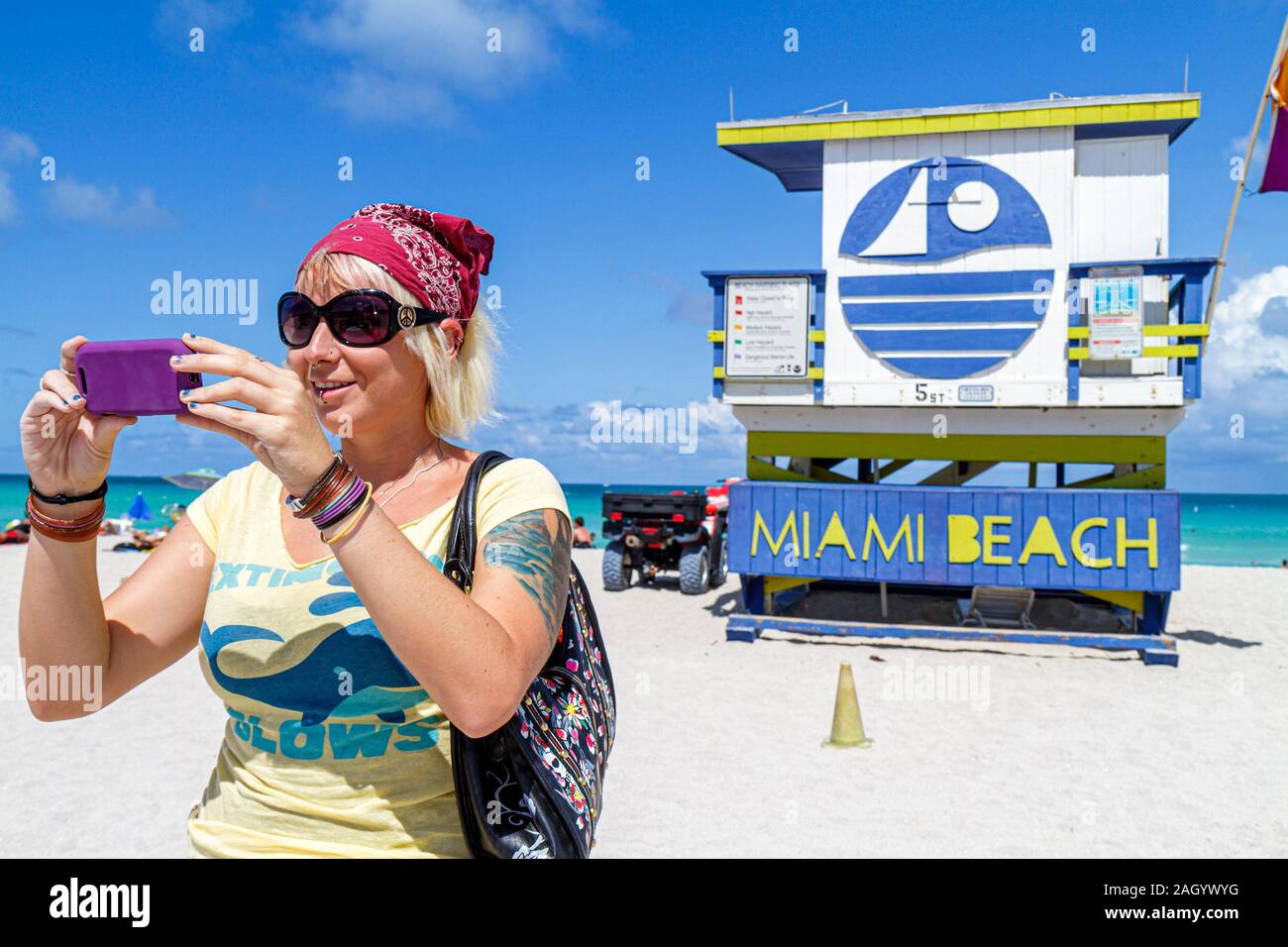 Miami Beach Florida, Océano Atlántico agua adultos mujer mujer mujer mujer mujer dama, cámara, digital, visitantes viaje viaje turismo turístico punto de referencia l Foto de stock