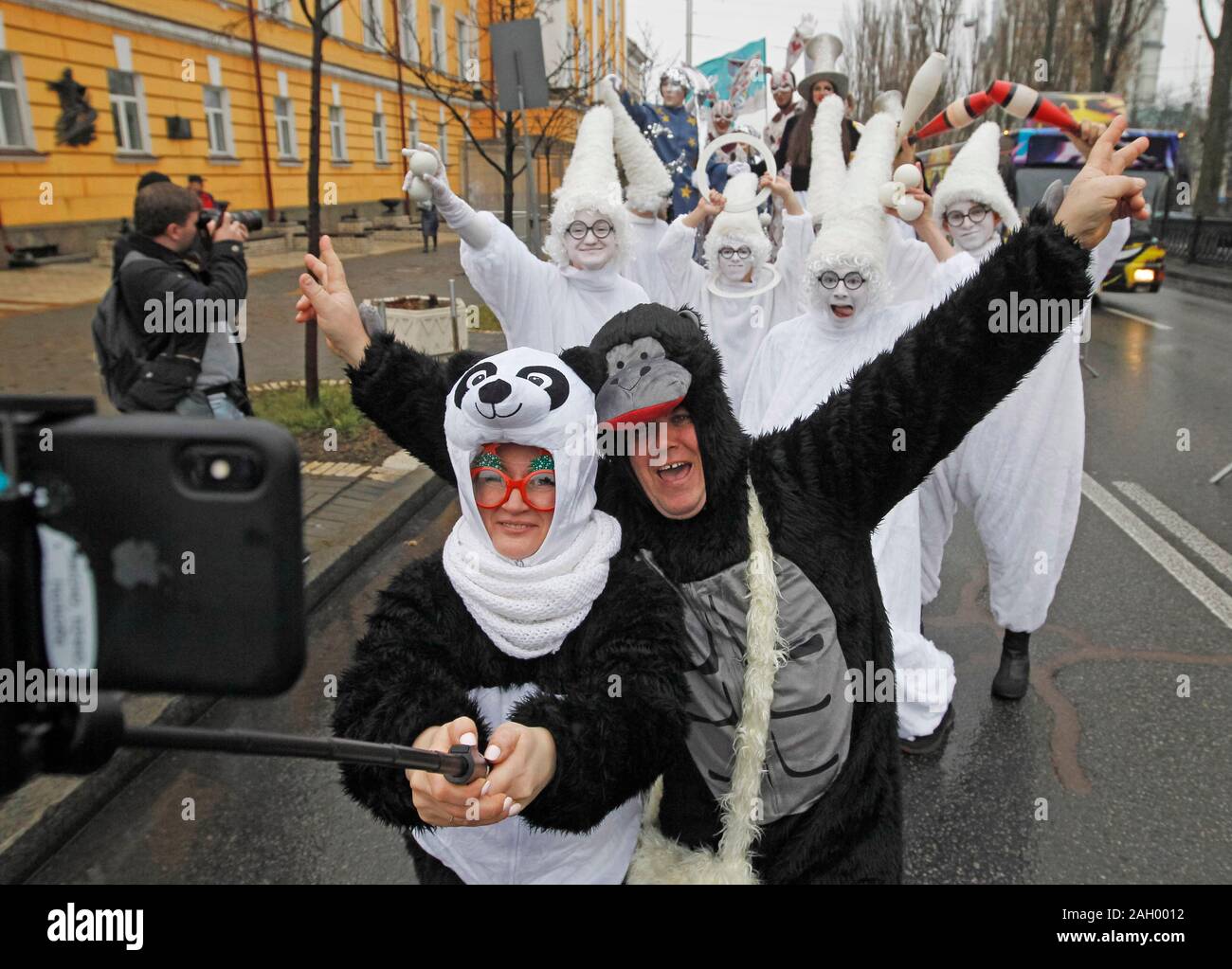 planes Excretar posición Kiev, Ucrania. 22 dic, 2019. Los participantes selfies durante el  desfile.unos quinientos participantes ataviado en diversos disfraces de  Navidad pasa a través del centro de la capital de Ucrania, con música en