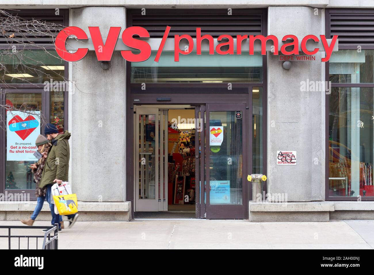 Farmacia CVS, 500 W 23rd St, New York, NY. exterior del escaparate de un supermercado y una farmacia. Foto de stock