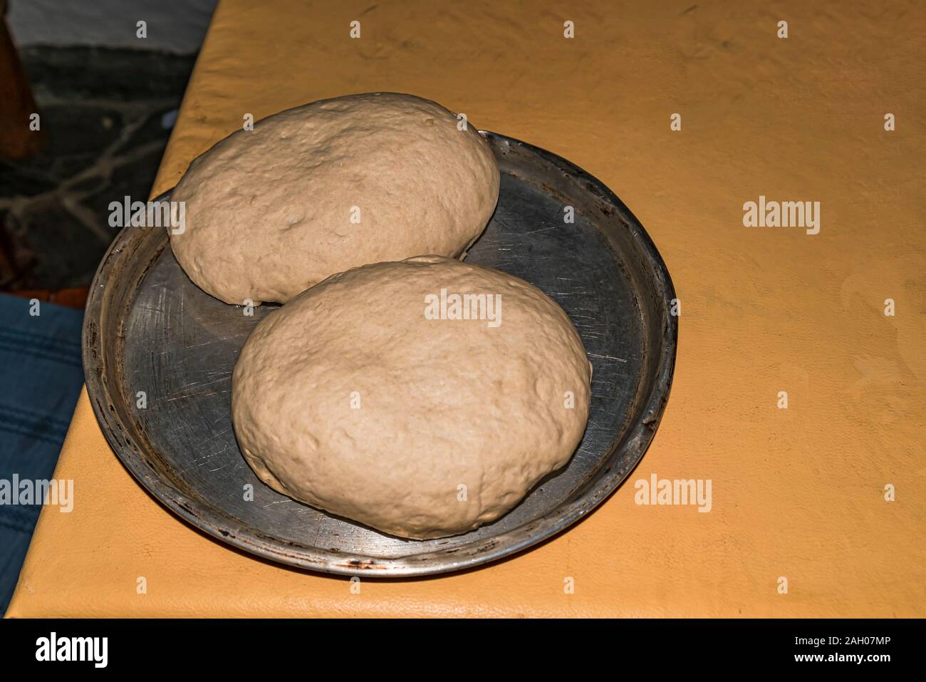 Pan redondo de artesanales caseros recién horneados pan de masa fermentada en placa de corte Foto de stock