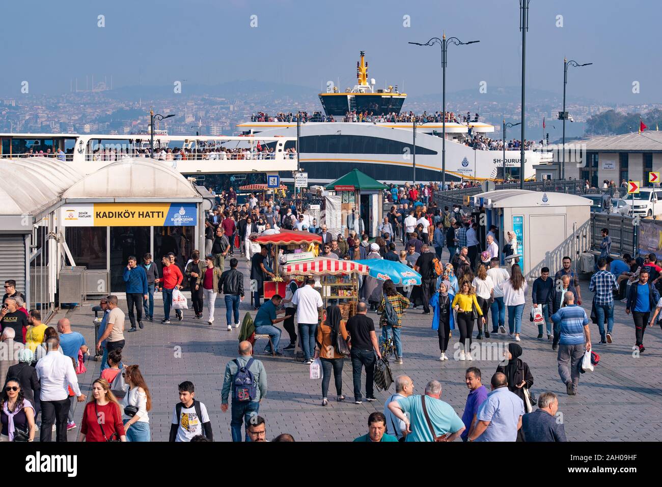 Gente en el muelle Eminonu en Estambul, Turquía Foto de stock