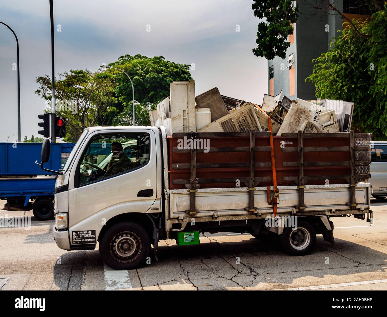 Singapur - El 3 de mayo de 2019 - una camioneta pick-up con una carga  completa de descarta acondicionadores de aire / aire acondicionado /  chatarra en una autopista Fotografía de stock - Alamy