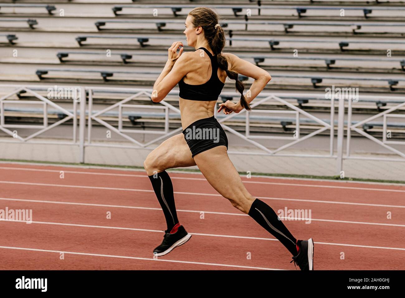 Formación de la atleta femenina de atletismo runner ejecute stadium Foto de stock