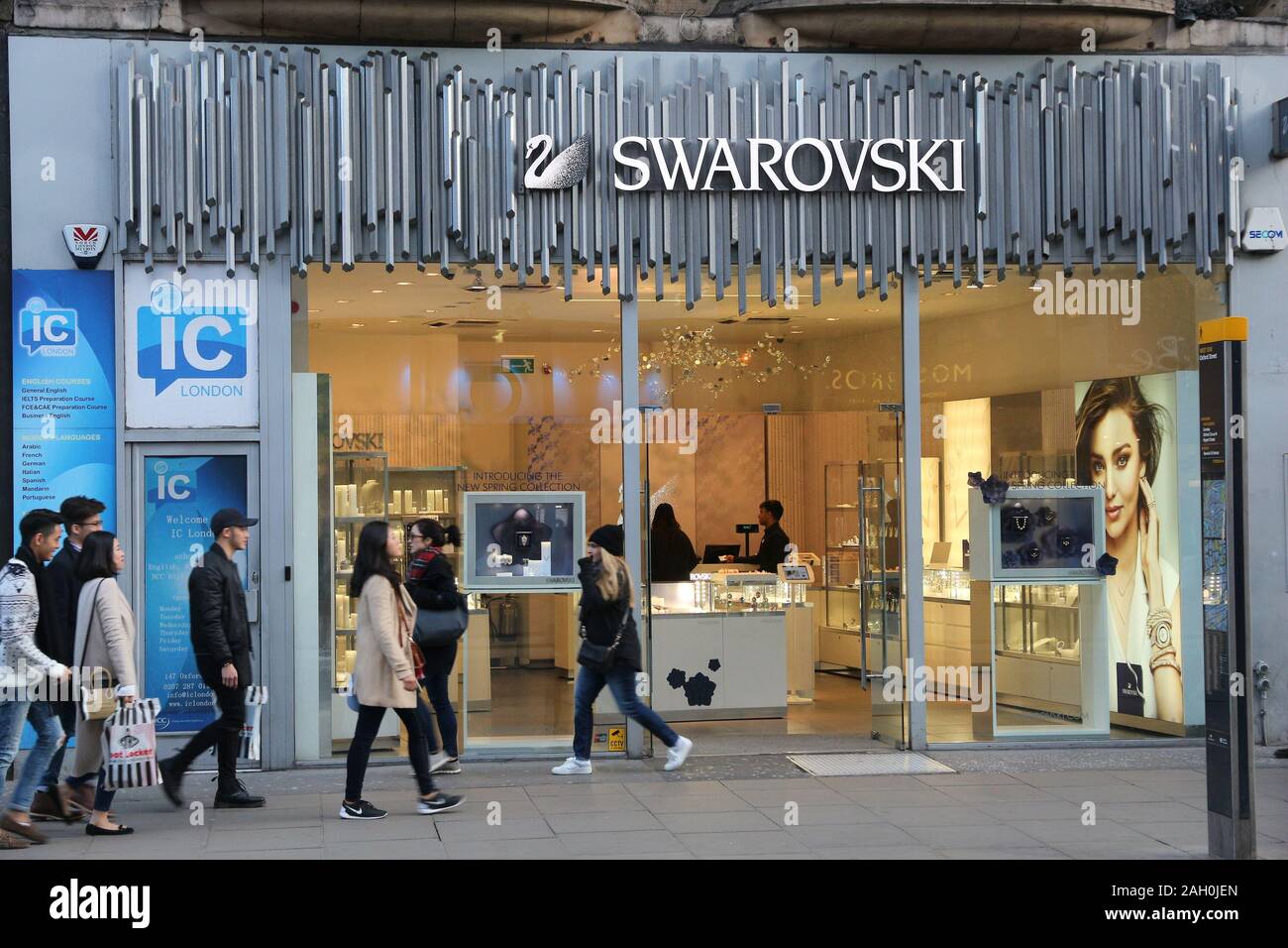 Swarovski store fotografías e imágenes de alta resolución - Página 3 - Alamy