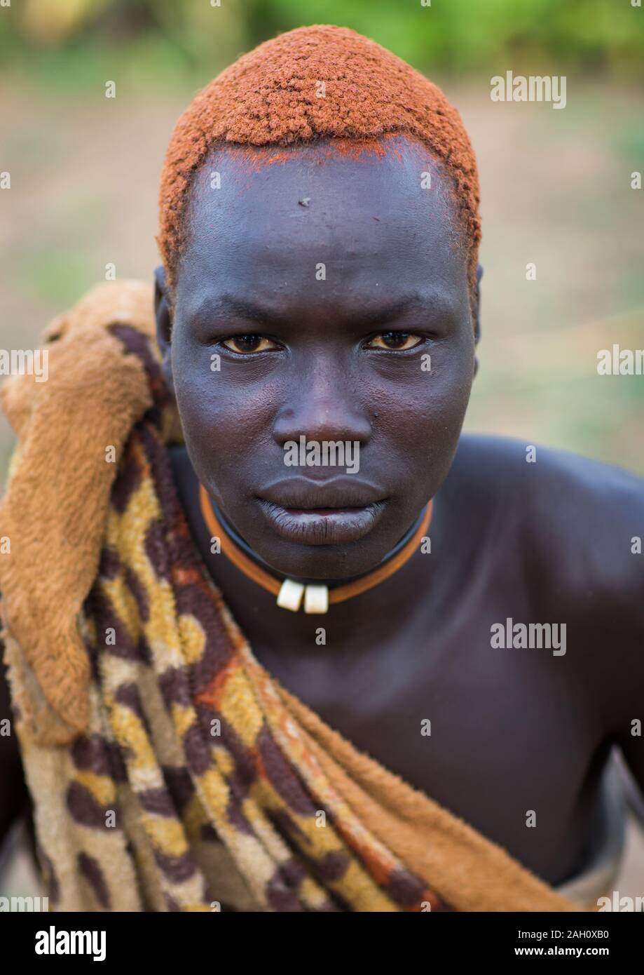 Retrato de un hombre de la tribu Mundari con el pelo teñido de naranja con  orina de vaca, Ecuatoria central Terekeka, Sudán del Sur Fotografía de  stock - Alamy