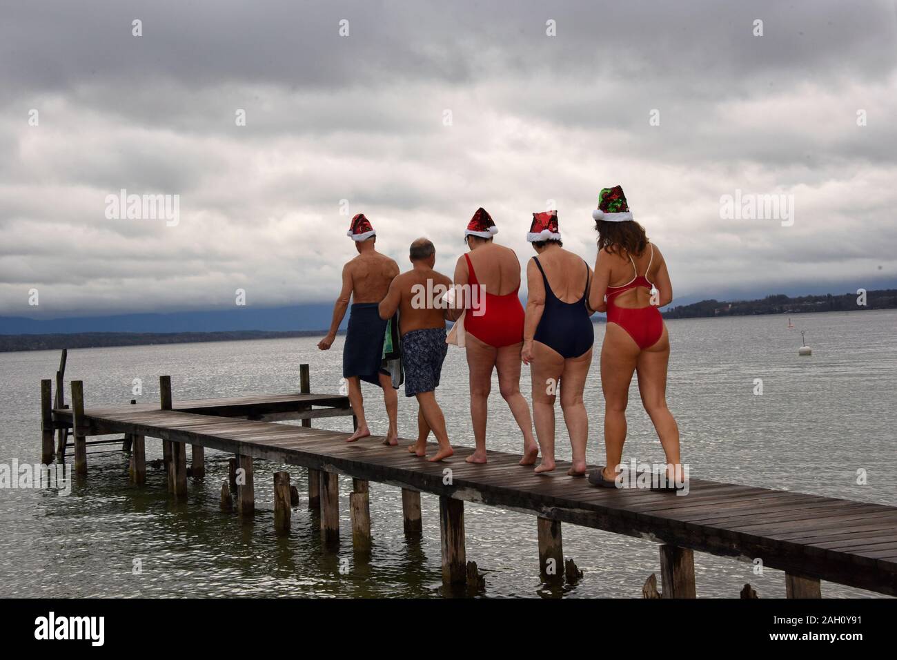 Linda Mujer Con Gorro De Baño Y Gafas De Natación En La Piscina Fotos,  retratos, imágenes y fotografía de archivo libres de derecho. Image 52145428